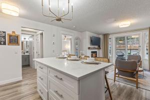 W116 NEW! Central Canmore- Whimsical Mountain Retreat