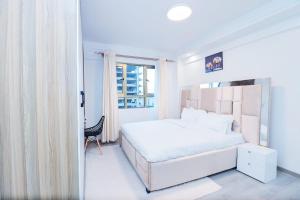 Lux Suites Gold Park Apartments