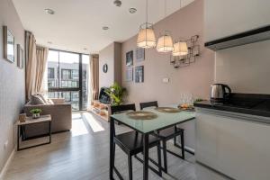 Modern Condo in Nimman (F707) by Pimolplace