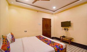 FabHotel Golden Imperial - Nr Gariyahat Market