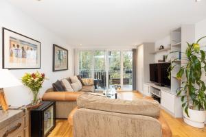 Immaculate 2BR Flat, Greenwich, 2 min Maze Hill St