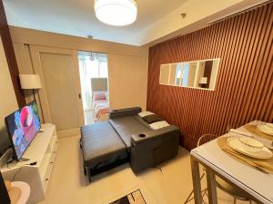 Sea Residences: Eyal’s Suite Condotel near MOAMall of Asia