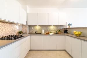 Navy Aesthetic Apartment with Balcony by Noclegi Renters