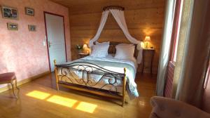Maisons d'hotes L'Ancienne Cure : Chambre Familiale avec Salle de Bains Privative