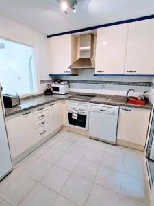 Duquesa Suites Gardens ground floor close to Port, beach