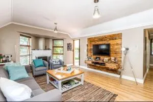 3 Bedroom House in Douglasdale, Sandton With back up power - Four Ways