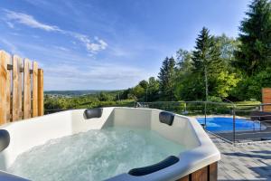 Twin Oasis Retreat with Pool & Spa - Happy Rentals 
