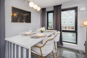 Luxurious Apartment with Two Bedrooms and Parking in Gdynia by Noclegi Renters