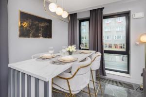 Luxurious Apartment with Two Bedrooms and Parking in Gdynia by Renters