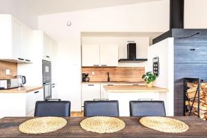 Villa Karina - Beachfront with Jacuzzi