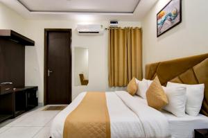 Hotel De Hocks Deluxe - New Delhi Railway Station