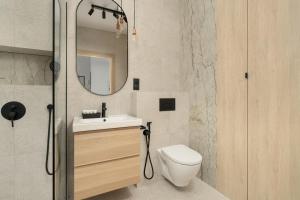 Tasteful Beige Apartment with Parking by Noclegi Renters