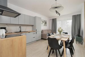 Tasteful Beige Apartment with Parking by Noclegi Renters