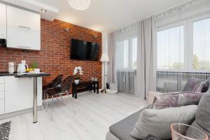 Bright & Cozy Studio near Metro Marymont by Renters