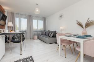 Bright & Cozy Studio near Metro Marymont by Noclegi Renters