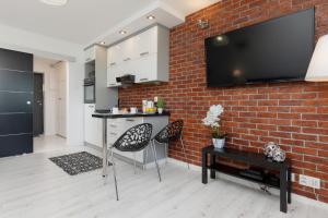 Bright & Cozy Studio near Metro Marymont by Renters