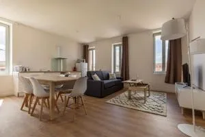 ABEILLE - 2 chambres et 1 canapé-lit, 1er étage, parking - 卡斯特尔萨拉桑