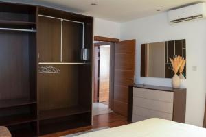 Upper Valley Mansions, No.25