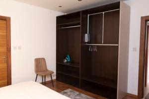 Upper Valley Mansions, No.25