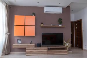 Upper Valley Mansions, No.25