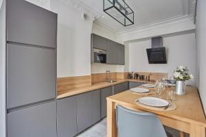 Apartment beaubourg by Studio prestige