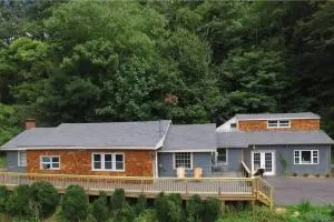 Mountain Magic~Hot Tub, Fire pit, Foosball - Spruce Pine