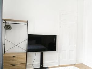 Stylish Queen Room 1Min Walk to Station 5Min to City 10Min to Airport