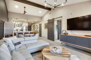 Views and Pool Access Luxurious Lake Ozark Condo