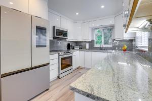 2 Blocks to Riviera Beach Upscale Condo with Patio