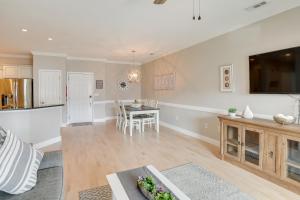 3 Mi to Folly Beach Condo with Pool Access!