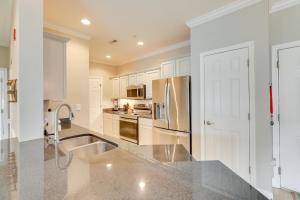 3 Mi to Folly Beach Condo with Pool Access!