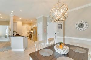 3 Mi to Folly Beach Condo with Pool Access!