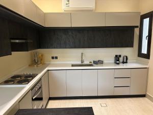 شقة فاخرة 3 غرف نوم وشرفة على الحديقة