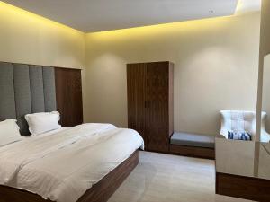 شقة فاخرة 3 غرف نوم وشرفة على الحديقة