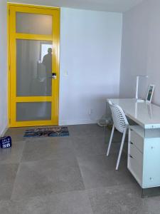 KASA Blue Ocean - 2 bed 2 bath for 4 OCEAN VIEW BALCONY BEACHFRONT CONDO POOL