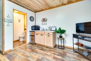 Norfork Studio Escape Walk to White River!