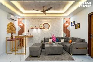 StayVista's Regal by Aaj - City-Center Villa with Indoor-Outdoor Games, Terrace & Elevator - Mohāna