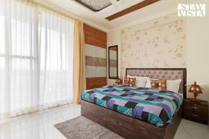 StayVistas Regal by Aaj - City-Center Villa with Indoor-Outdoor Games, Terrace & Elevator