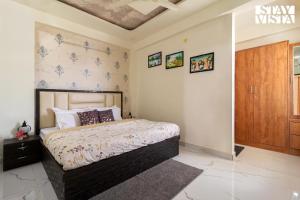 StayVistas Regal by Aaj - City-Center Villa with Indoor-Outdoor Games, Terrace & Elevator