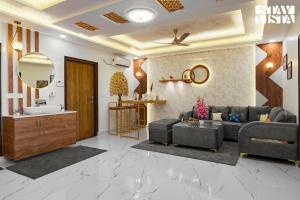 StayVistas Regal by Aaj - City-Center Villa with Indoor-Outdoor Games, Terrace & Elevator