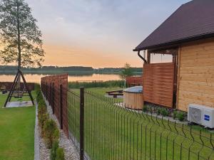 Siedlisko nad jeziorem Skarlińskim 5B, mazury, jezioro, domek, bania