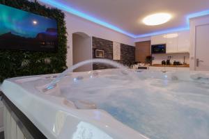 Appartements CASA AMOR & SPA, suite jacuzzi & petit dejeuner : photos des chambres