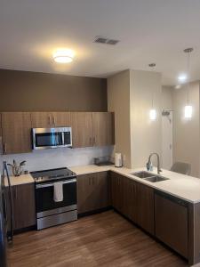 Fall Deals!! Modern 1 BR and Sleeper Sofa in Heart of Midtown Kansas City!