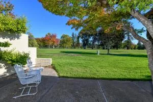 Resort Living with Golf Course Views - 扬特维尔