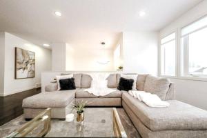3B Executive Home -King Beds - Fireplace - Garage