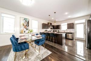 3B Executive Home -King Beds - Fireplace - Garage