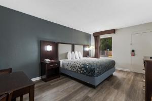 King Room - Disability Access/Non Smoking  room in Econo Lodge Cheraw Market Street