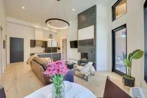 Luxe Schweitzer Condo with Hot Tub Ski-InandSki-Out! - Vans Corner