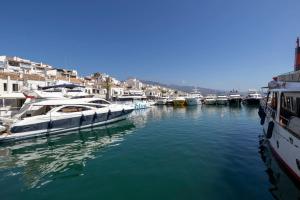 2 Luxurious apartment in the heart of puerto banus