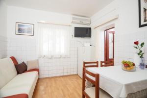 Apartments with a parking space Gradac, Makarska - 21758